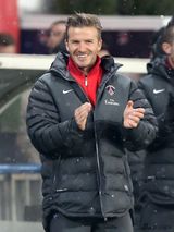 组图：小贝法甲首秀雪中踢球 辣妹台下紧张观战