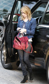 高清组图：艾玛-罗伯兹街拍深蓝色上衣搭配红包