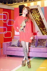 组图：萧亚轩上瑶瑶节目宣传新碟 自曝不爱大胸