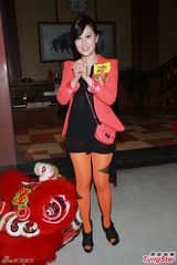 组图：叶玉卿紧身红裙大秀身材 女儿曝光