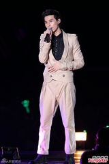 组图：严爵个唱秀舞技 打死不肯脱衣露腹肌