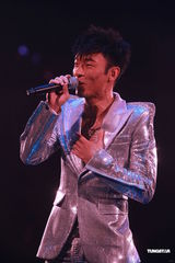 高清组图：许志安香港性感开唱 郑秀文现身不许求婚