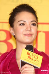 组图：张榕容露美背代言 欲挑战古惑女角色