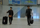 组图：黄海波与助理回京 机场迷路疲惫状