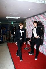 高清组图：东方神起巡演启动 首尔站亮相西装帅气