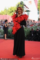 组图：设计师玛瑞恩鸡毛围巾鸟笼抢镜亮相