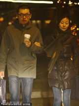 组图：柯蓝与神秘男买酒庆圣诞 挽手搂肩举止亲密