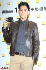 组图：彭于晏帅气现身笑容优雅魅力十足