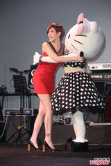 组图：陈珊妮见Kitty忘情卖萌