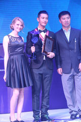 组图：黄晓明驾微博号征战帆船赛 获时代骑士勋章