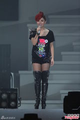 组图：丁当开唱险出事故 与徐佳莹女女亲吻