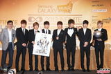 组图：男团INFINITE亮相 黑白配演绎美男范儿