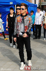 组图：韩男团TONY AN&SMASH时尚亮相签名会