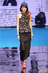 板野友美劲歌热舞High翻天 三浦春马玩“快闪”