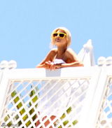 幻灯图：希尔顿裹浴巾享受日光 疯狂派对玩翻跟头