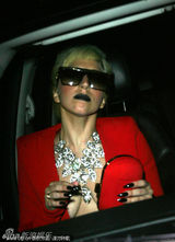 组图：Lady Gaga真空服半露G奶 披金戴银奢华霸气