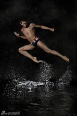 组图：奥运跳水冠军半裸展现运动之美