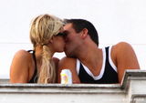 幻灯图集：帕丽斯-希尔顿和男友情人节阳台热吻 