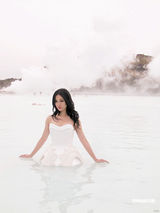 幻灯图：谢安琪冰岛拍新专辑封面 飘逸白衣水中行