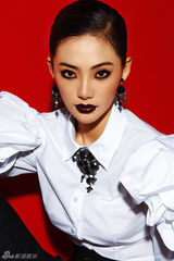 高清图：张雷浓妆艳抹迎新年 90后展现成熟女人味