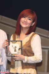 组图：SHE合体Selina被催生Hebe急当人妻