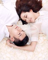 组图：严宽杜若溪情侣写真大婚将近甜蜜相依