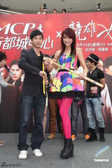 组图：黄奕香港宣传新片 杜宇航陈嘉桓表演武术