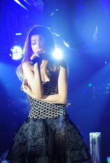 组图：孙敬媛巡演重庆站 为歌迷在胸前衣服签名