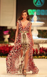 组图：米兰达土耳其捞金 走秀身姿摇曳酥胸半露