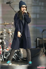 组图：S.H.E亮相台北跨年 潮装戴眼镜又萌又酷