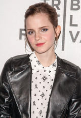 组图：艾玛-沃特森《遭遇雷劈》首映险狼狈摔倒