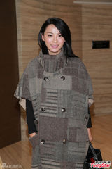 组图：胡杏儿钟嘉欣着古装贺杨潮凯江叮叮婚礼