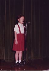 组图：邓紫棋童年照曝光 幼时已会多种乐器