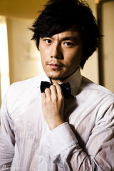 组图：秦昊全新写真彰显熟男魅力