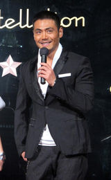 组图：邵兵上海出席活动 绅士性感俘获女人心