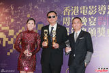 组图：章子怡火红包身裙挽手梁朝伟 宗师夺4奖