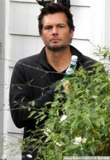 组图：凯特-贝金赛尔与老公临别热吻 如胶似漆