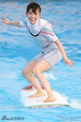 组图：大岛优子率团员热辣短裙跳舞 展冲浪身手