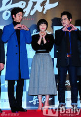 组图：金泰熙尹恩惠等亲临韩片《嫌疑犯》试映