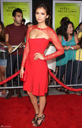 组图：妮娜-杜波夫性感红裙美艳亮相