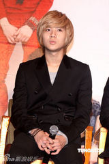 组图：SHINee抵台会粉丝 记者会破冰雕庆功