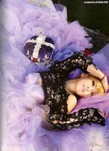 组图：滨崎步新娘装似芭比 爆乳装上围丰满