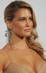 高清图：芭儿-拉法莉吊带礼服亮相米兰时装周