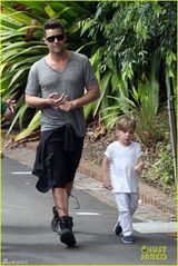 组图：瑞奇马丁携爱子亮相 壮硕身材父爱爆棚