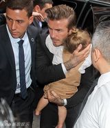 组图：小贝抱女撑场贝嫂时装秀 奶爸范温馨有爱