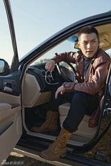 组图：严宽最新写真演绎型男野性魅力