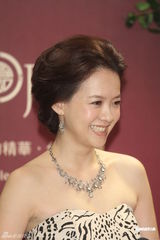 组图：曾宝仪与妈妈代言珠宝 父亲节送曾志伟健康 