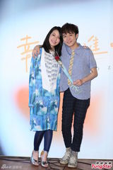 组图：好友青峰惊喜站台 路嘉欣发片泪洒舞台