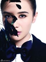 组图：小宋佳变身狂野逗趣女爵 贴须执仗雅痞十足