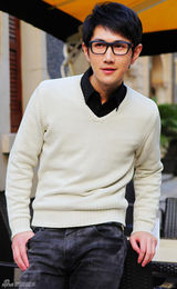 高清图：何明翰白色针织衫搭配牛仔裤简单清爽